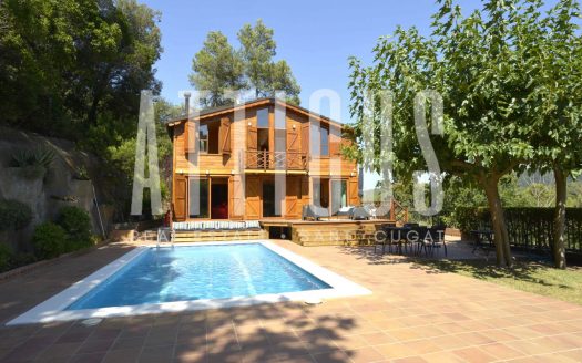 ¿Quieres vivir en una casa de madera en plena naturaleza y a 10 minutos de Barcelona?