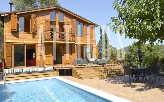 ¿Quieres vivir en una casa de madera en plena naturaleza y a 10 minutos de Barcelona?